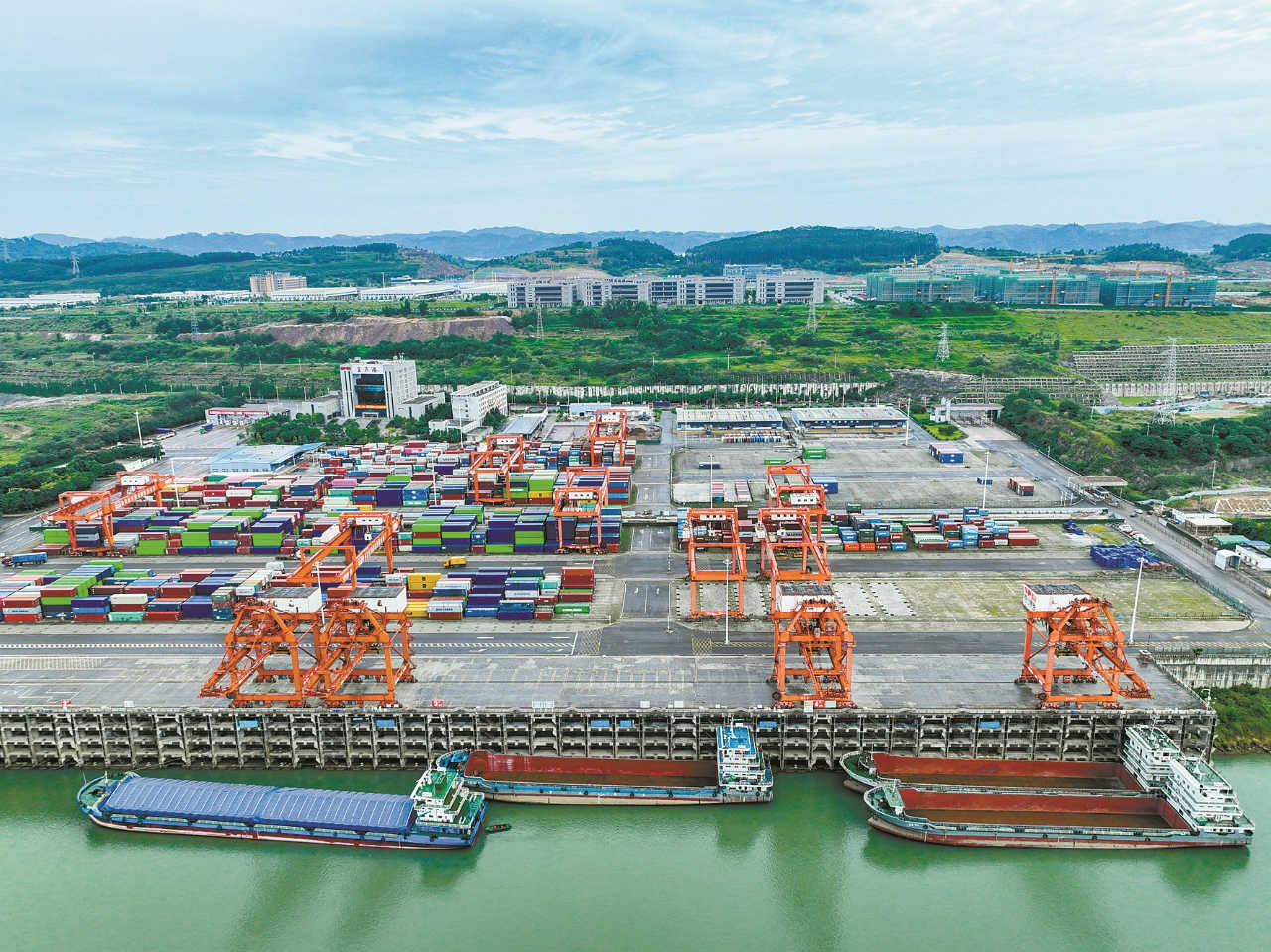 1-8月宜賓主要經(jīng)濟(jì)指標(biāo)數(shù)據(jù)出爐 新能源汽車增長(zhǎng)96.8%，互聯(lián)網(wǎng)信息服務(wù)表現(xiàn)亮眼